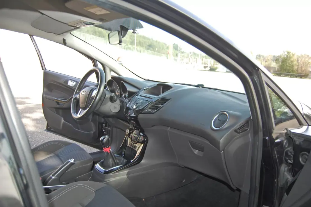 Ford Fiesta 2015 - 7490 EUR, 204000 km - AUTO.MOTO.pt - 204000km - foto 7 de 10