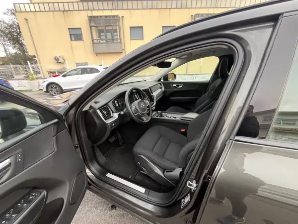 Volvo XC 60 2020 - 32750 EUR, 141000 km - AUTO.MOTO.pt - 141000km - foto 26 de 51