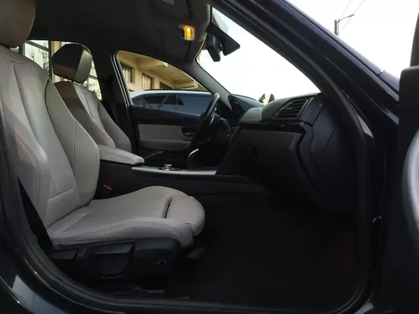 BMW 320 2012 - 13900 EUR, 320000 km - AUTO.MOTO.pt - 320000km - foto 26 de 37