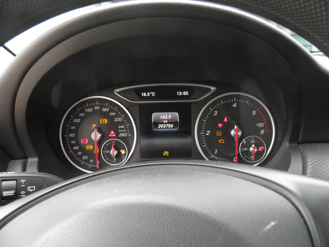 Mercedes-Benz A 160 2015 - 15750 EUR, 204000 km - AUTO.MOTO.pt - 204000km - foto 5 de 6