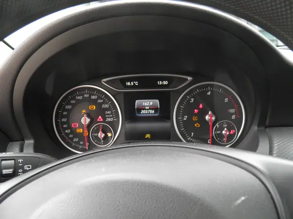Mercedes-Benz A 160 2015 - 15750 EUR, 204000 km - AUTO.MOTO.pt - 204000km - foto 5 de 6