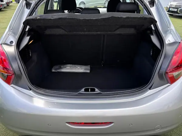 Peugeot 208 2017 - 11990 EUR, 95200 km - AUTO.MOTO.pt - 95200km - foto 9 de 12