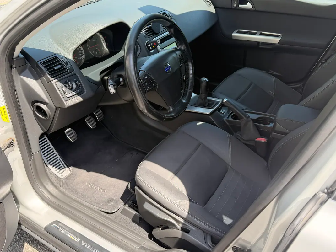 Volvo V50 2007 - 5500 EUR, 326000 km - AUTO.MOTO.pt - 326000km - foto 4 de 13