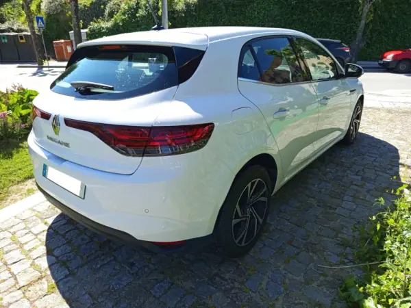 Renault Mégane 2020 - 17900 EUR, 127391 km - AUTO.MOTO.pt - 127391km - foto 4 de 11