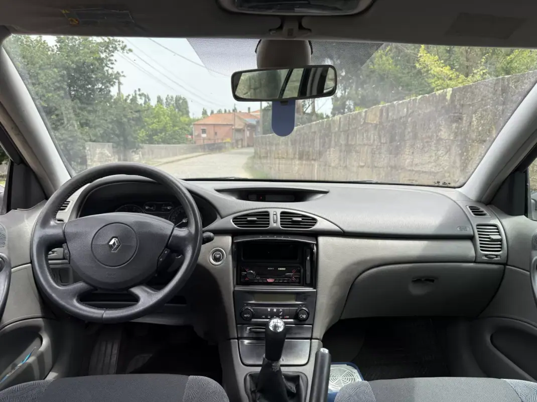 Renault Laguna 2001 - 2500 EUR, 85000 km - AUTO.MOTO.pt - 85000km - foto 11 de 11