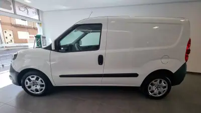 Fiat Doblo 1.6 M-JET2 3 LUG. 2021 - 13500 EUR, 55800 km - AUTO.MOTO.pt - 55800km - foto 4 de 28