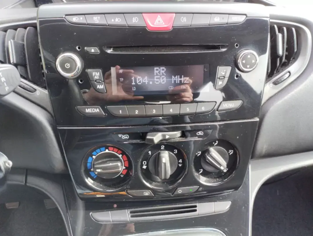 Lancia Ypsilon 2014 - 7500 EUR, 100000 km - AUTO.MOTO.pt - 100000km - foto 17 de 36