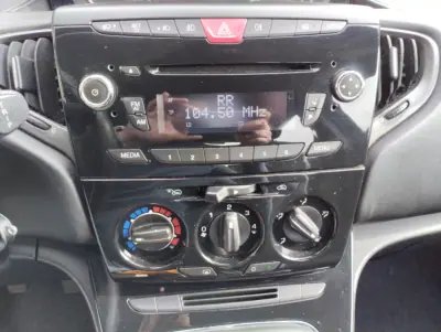 Lancia Ypsilon 2014 - 7500 EUR, 100000 km - AUTO.MOTO.pt - 100000km - foto 17 de 36