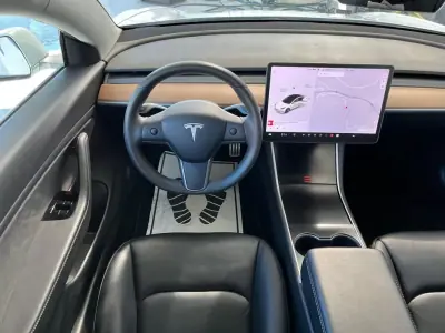 Tesla Model 3 2020 - 23900 EUR, 107000 km - AUTO.MOTO.pt - 107000km - foto 8 de 14