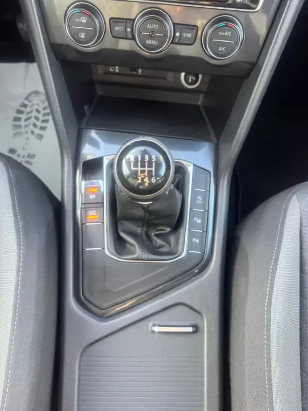 Volkswagen Tiguan 2017 - 17500 EUR, 205000 km - AUTO.MOTO.pt - 205000km - foto 15 de 19
