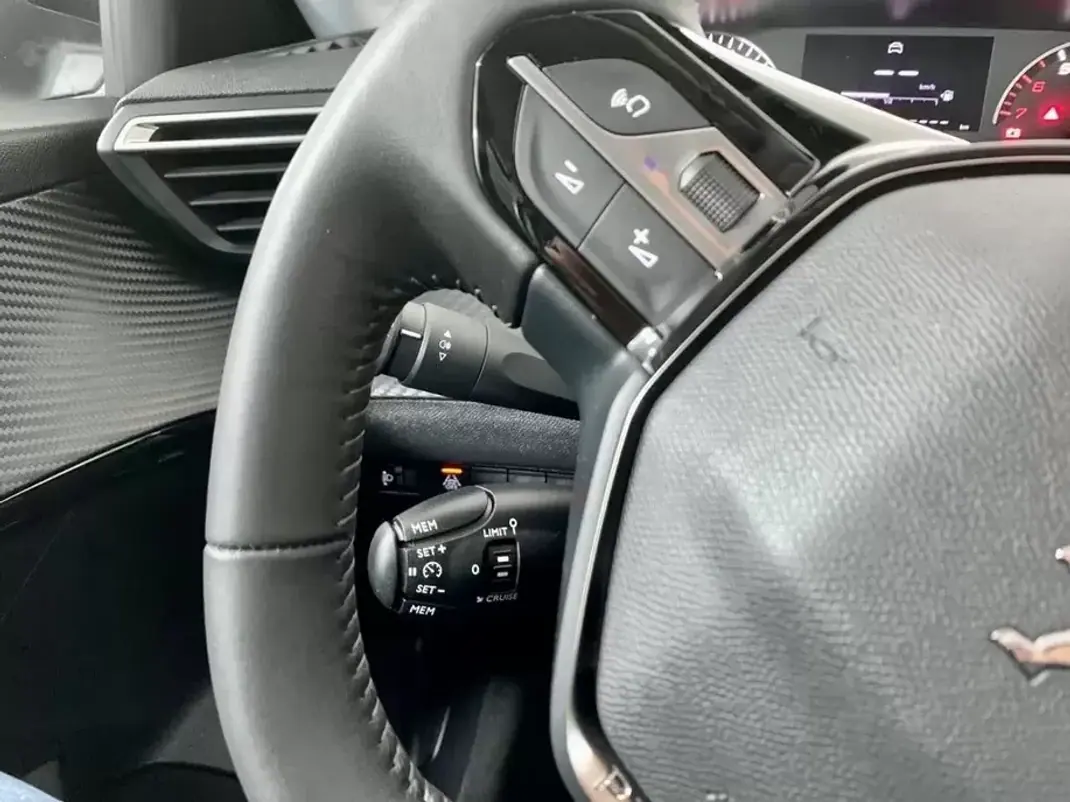 Peugeot 208 2022 - 13400 EUR, 45338 km - AUTO.MOTO.pt - 45338km - foto 11 de 17