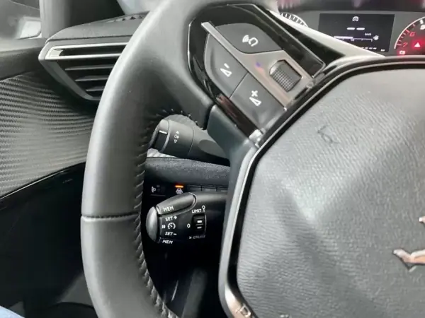 Peugeot 208 2022 - 13400 EUR, 45338 km - AUTO.MOTO.pt - 45338km - foto 11 de 17