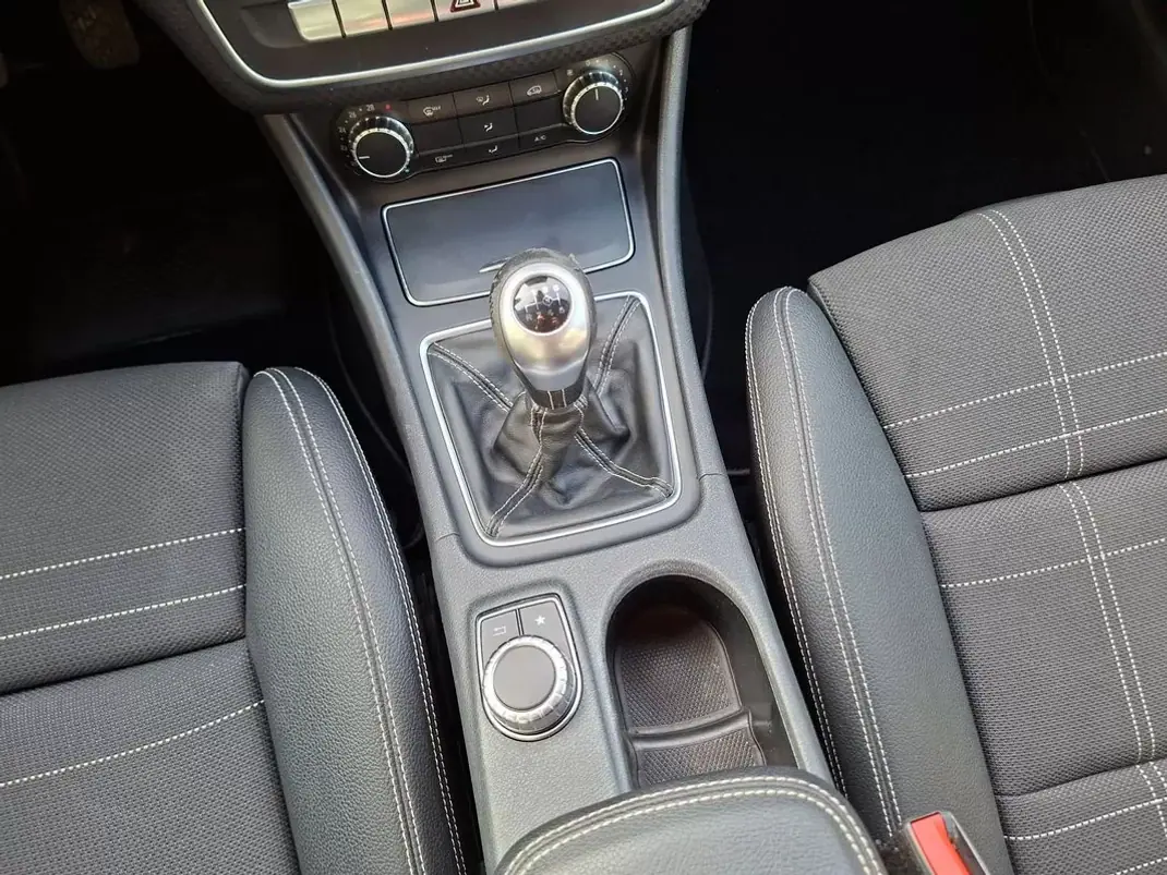 Mercedes-Benz A 180 2017 - 16900 EUR, 125000 km - AUTO.MOTO.pt - 125000km - foto 26 de 31