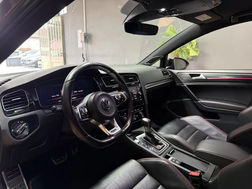 Volkswagen Golf 2019 - 30999 EUR, 99874 km - AUTO.MOTO.pt - 99874km - foto 8 de 20