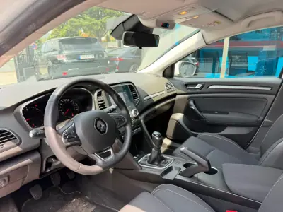 Renault Mégane 2022 - 15900 EUR, 121000 km - AUTO.MOTO.pt - 121000km - foto 8 de 11