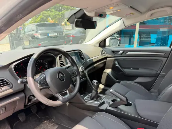 Renault Mégane 2022 - 15900 EUR, 121000 km - AUTO.MOTO.pt - 121000km - foto 8 de 11