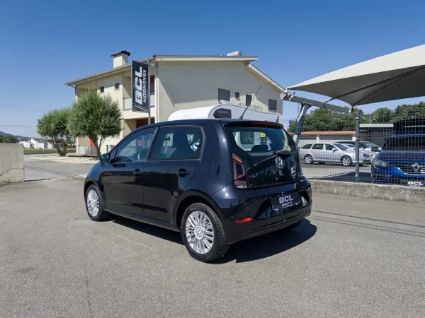 Volkswagen Up! 2016 - 7990 EUR, 97000 km - AUTO.MOTO.pt - 97000km - foto 5 de 28