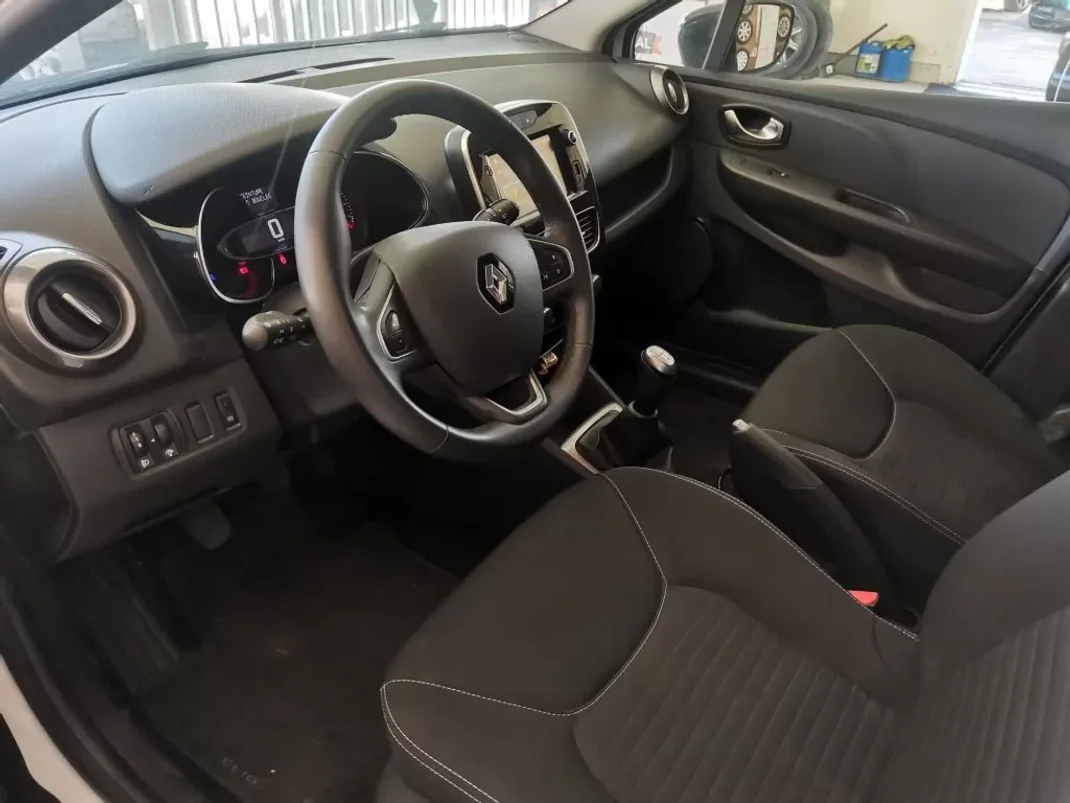 Renault Clio Sport Tourer 2018 - 13700 EUR, 143000 km - AUTO.MOTO.pt - 143000km - foto 7 de 18