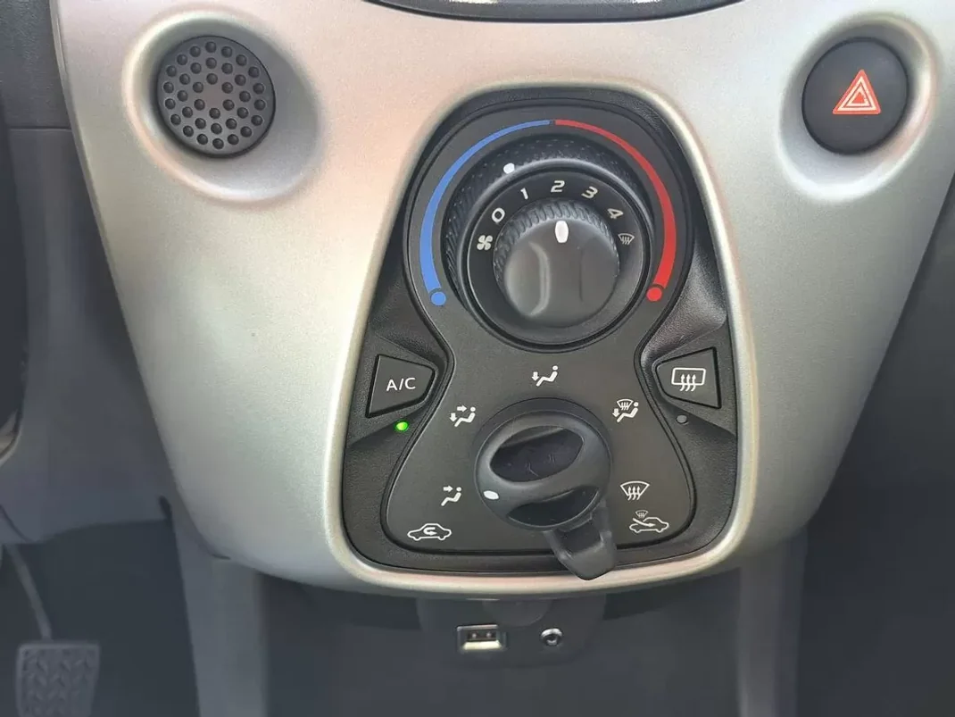 Citroën C1 2018 - 9500 EUR, 80000 km - AUTO.MOTO.pt - 80000km - foto 35 de 39