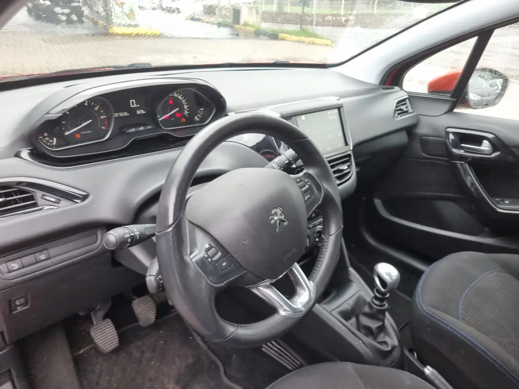 Peugeot 208 2018 - 8000 EUR, 97000 km - AUTO.MOTO.pt - 97000km - foto 9 de 15
