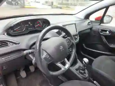 Peugeot 208 2018 - 8000 EUR, 97000 km - AUTO.MOTO.pt - 97000km - foto 9 de 15