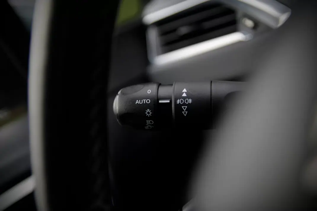 Peugeot 2008 2017 - 12900 EUR, 100000 km - AUTO.MOTO.pt - 100000km - foto 19 de 27