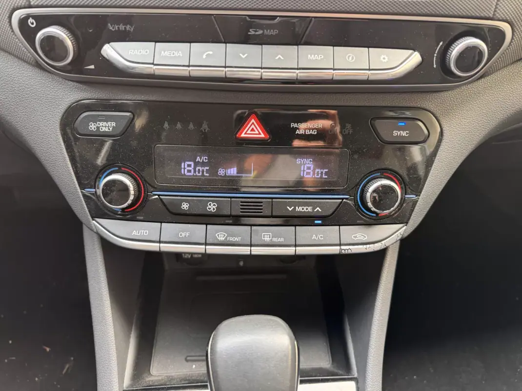 Hyundai Ioniq 2017 - 13250 EUR, 88000 km - AUTO.MOTO.pt - 88000km - foto 19 de 23