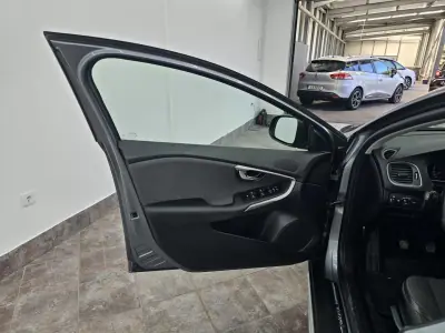 Volvo V40 Cross Country 2018 - 15000 EUR, 106816 km - 106816km - foto 13 de 40