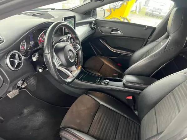 Mercedes-Benz CLA 220 2018 - 22000 EUR, 136295 km - AUTO.MOTO.pt - 136295km - foto 10 de 15