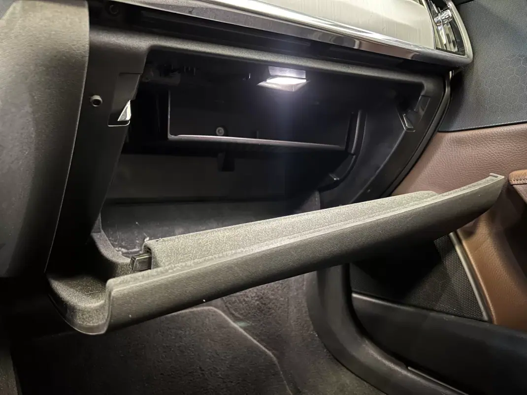 Volvo V90 2018 - 27490 EUR, 160000 km - AUTO.MOTO.pt - 160000km - foto 49 de 53