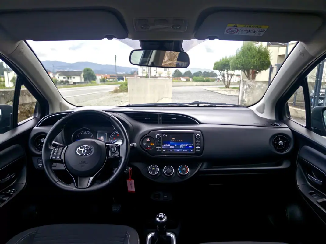 Toyota Yaris 2017 - 11990 EUR, 103000 km - AUTO.MOTO.pt - 103000km - foto 14 de 39