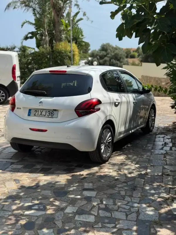 Peugeot 208 2013 - 14990 EUR, 103386 km - AUTO.MOTO.pt - 103386km - foto 5 de 10