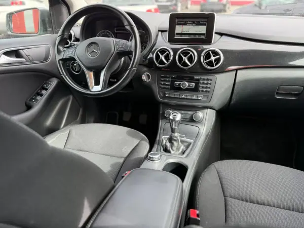 Mercedes-Benz B 180 2014 - 11900 EUR, 259000 km - AUTO.MOTO.pt - 259000km - foto 10 de 17