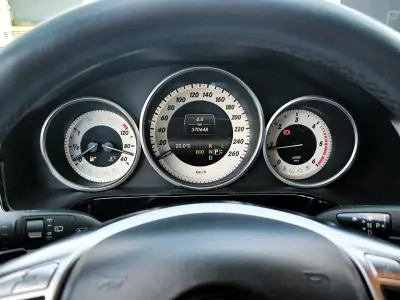 Mercedes-Benz E 250 2013 - 12950 EUR, 369000 km - AUTO.MOTO.pt - 369000km - foto 27 de 41