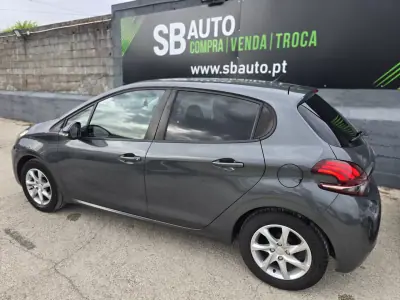 Peugeot 208 2015 - 6000 EUR, 95000 km - foto 1 de 25