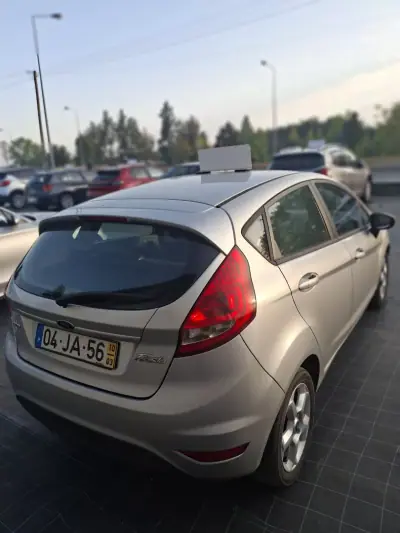 Ford Fiesta 2010 - 6950 EUR, 254173 km - AUTO.MOTO.pt - 254173km - foto 5 de 7