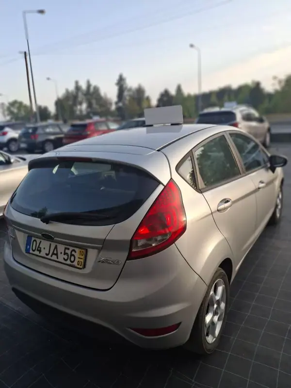 Ford Fiesta 2010 - 6950 EUR, 254173 km - AUTO.MOTO.pt - 254173km - foto 5 de 7