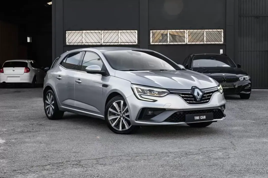Renault Mégane 2021 - 16900 EUR, 108317 km - AUTO.MOTO.pt - 108317km - foto 1 de 25