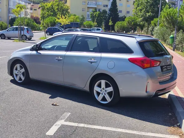 Toyota Auris Touring Sports 2015 - 11480 EUR, 229000 km - AUTO.MOTO.pt - 229000km - foto 11 de 39