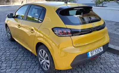 Peugeot 208 2019 - 12950 EUR, 87500 km - AUTO.MOTO.pt - 87500km - foto 15 de 16