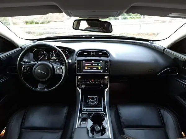 Jaguar XE 2016 - 16990 EUR, 159156 km - AUTO.MOTO.pt - 159156km - foto 10 de 16