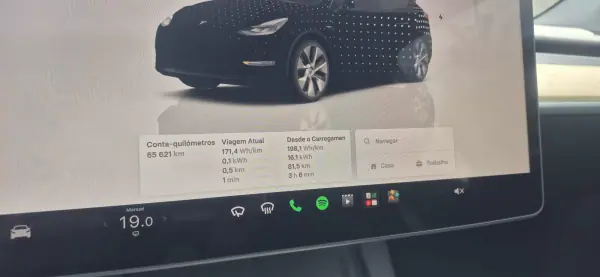 Tesla Model Y 2023 - 35900 EUR, 65000 km - AUTO.MOTO.pt - 65000km - foto 9 de 18