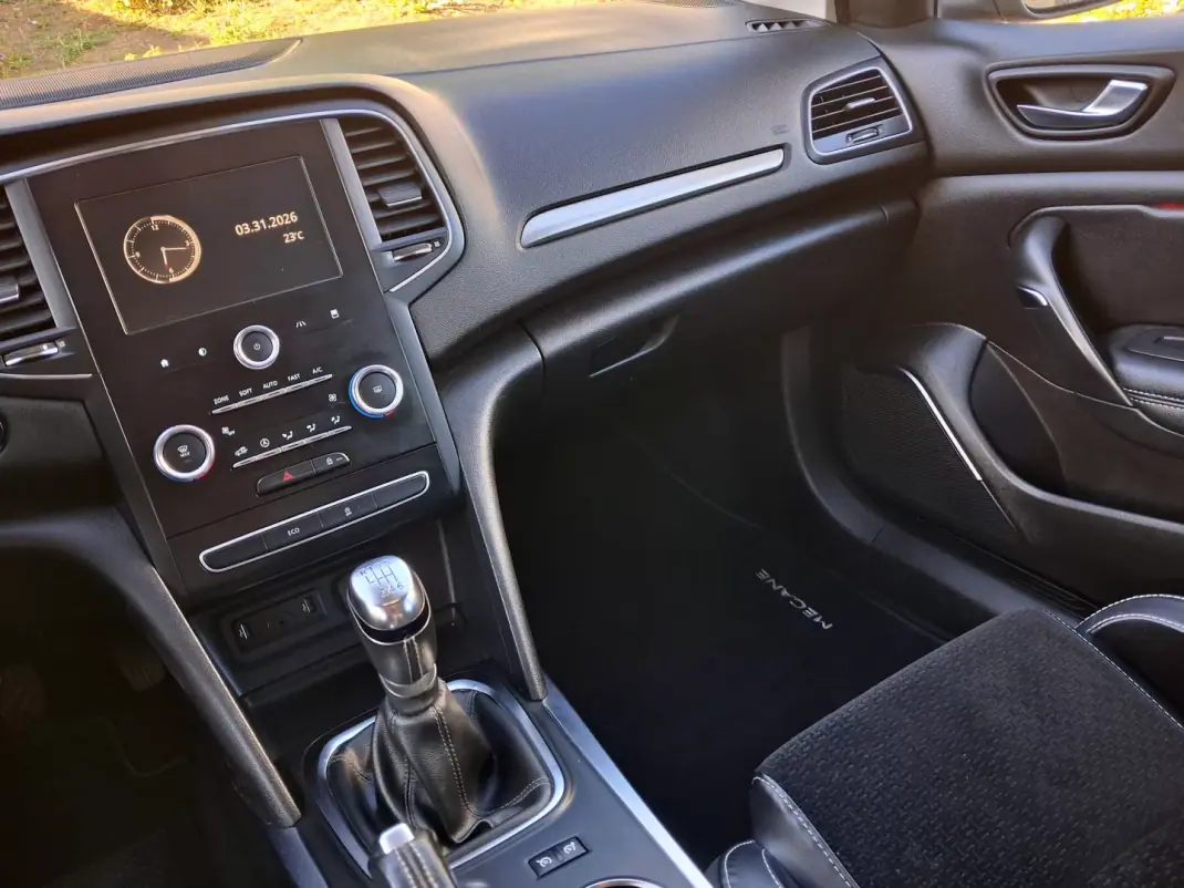 Renault Mégane Sport Tourer 2017 - 11500 EUR, 150000 km - AUTO.MOTO.pt - 150000km - foto 13 de 20