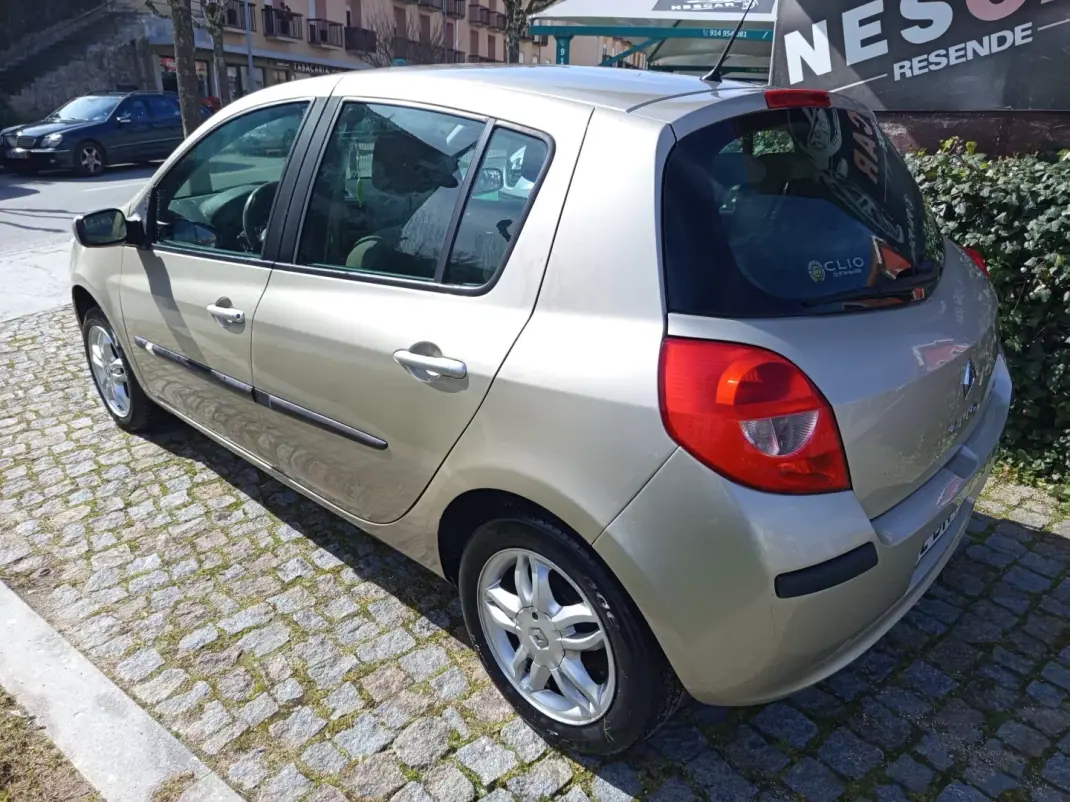 Renault Clio 2006 - 2990 EUR, 246000 km - AUTO.MOTO.pt - 246000km - foto 5 de 7
