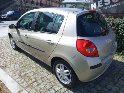 Renault Clio 2006 - 2990 EUR, 246000 km - AUTO.MOTO.pt - 246000km - foto 5 de 7