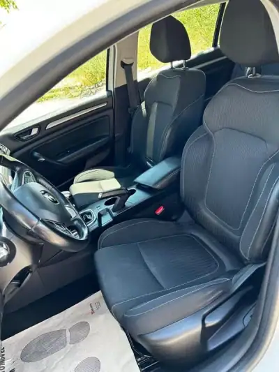 Renault Mégane 2019 - 14250 EUR, 135000 km - AUTO.MOTO.pt - 135000km - foto 11 de 39