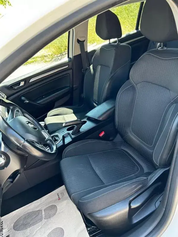 Renault Mégane 2019 - 14250 EUR, 135000 km - AUTO.MOTO.pt - 135000km - foto 11 de 39
