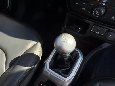 Jeep Renegade 2019 - 15995 EUR, 105000 km - AUTO.MOTO.pt - 105000km - foto 25 de 34