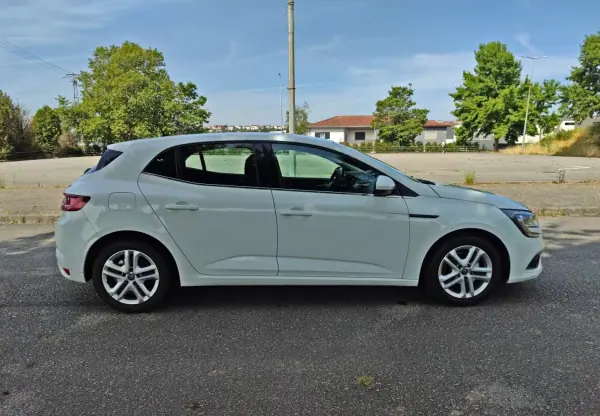 Renault Mégane 2016 - 10500 EUR, 136472 km - AUTO.MOTO.pt - 136472km - foto 5 de 15