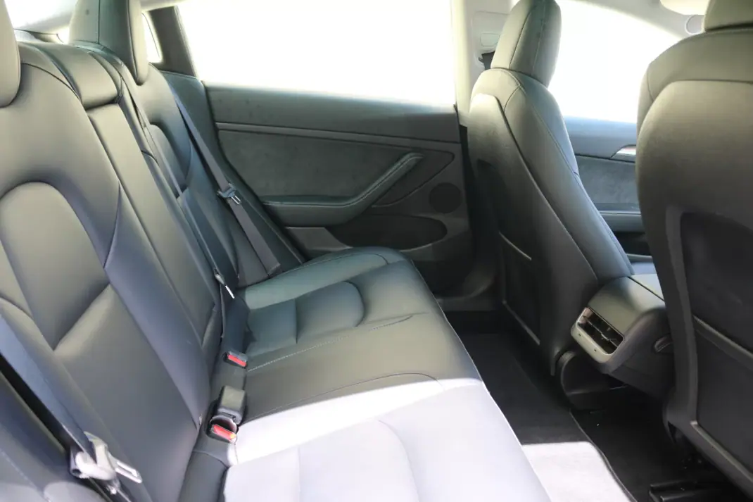 Tesla Model 3 2023 - 28990 EUR, 114500 km - AUTO.MOTO.pt - 114500km - foto 5 de 5